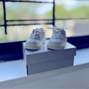 White Nike good conductor